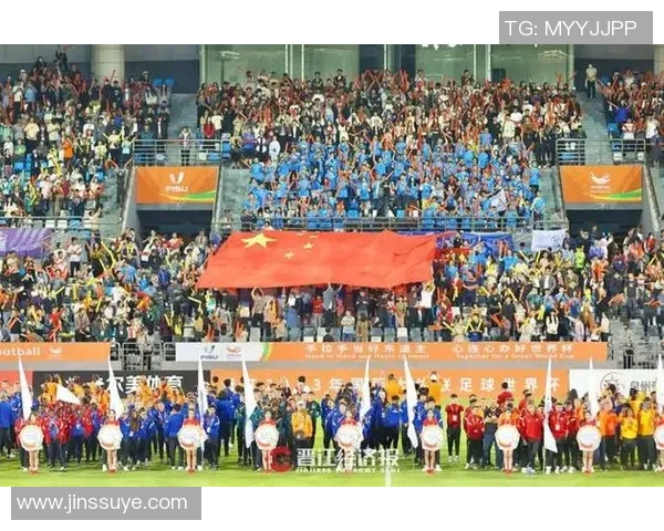 激情四溢的户外大足球盛宴让我们一起感受团队合作的魅力与快乐 激情四溢的户外大足球盛宴让我们一起感受团队合作的魅力与快乐