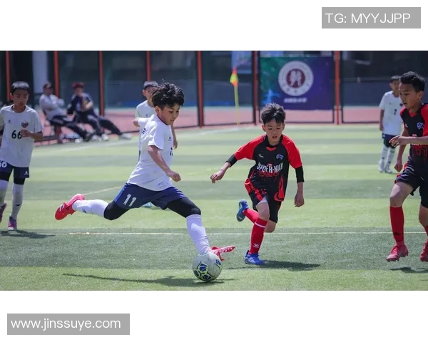 精彩足球瞬间汇聚在板报中展现激情与梦想的完美结合