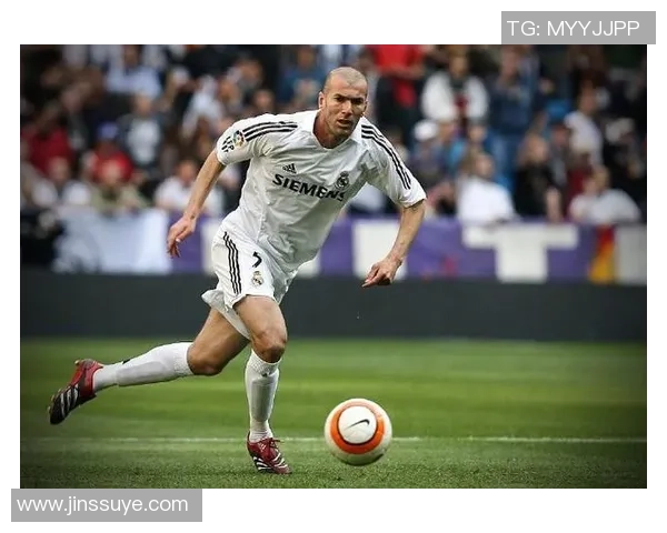 足球员摩尔的传奇之路:从青涩少年到世界舞台的璀璨明星 足球员摩尔的传奇之路:从青涩少年到世界舞台的璀璨明星